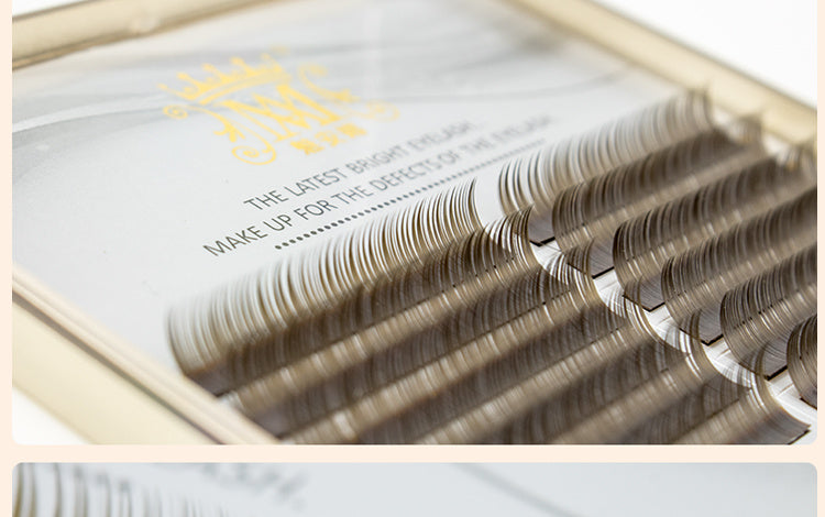 Brown false eyelashes