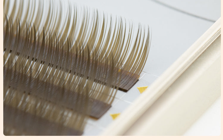 Brown false eyelashes